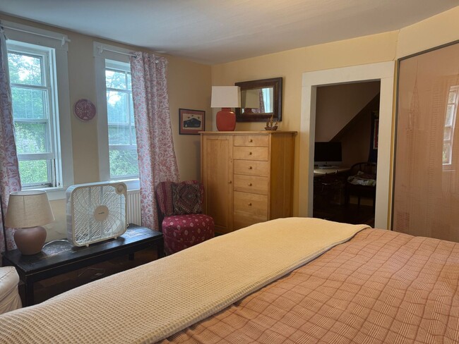 Building Photo - Short term- 3 Bedroom just two blocks from Main Street