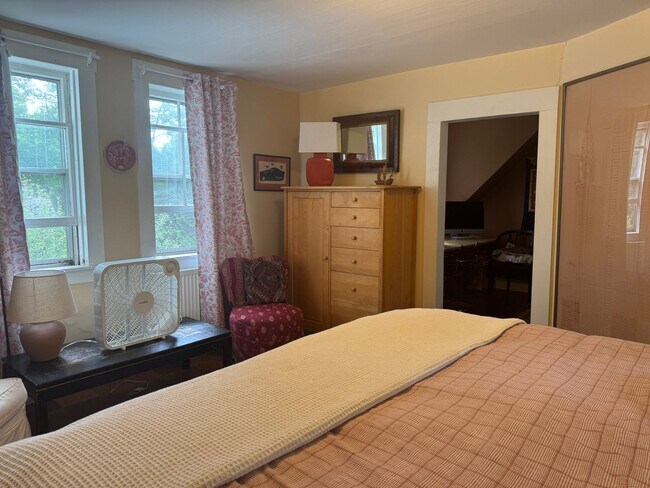 Building Photo - Short term- 4 Bedroom just two blocks from...