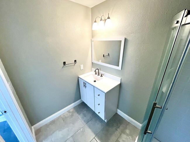 Building Photo - Beautifully Remodeled 3 Bedroom, 2 Bathroo...