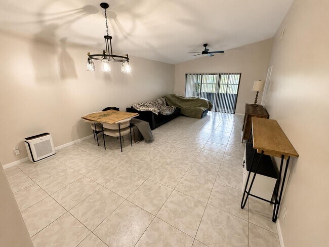 Building Photo - 4086 Palm Forest Dr S