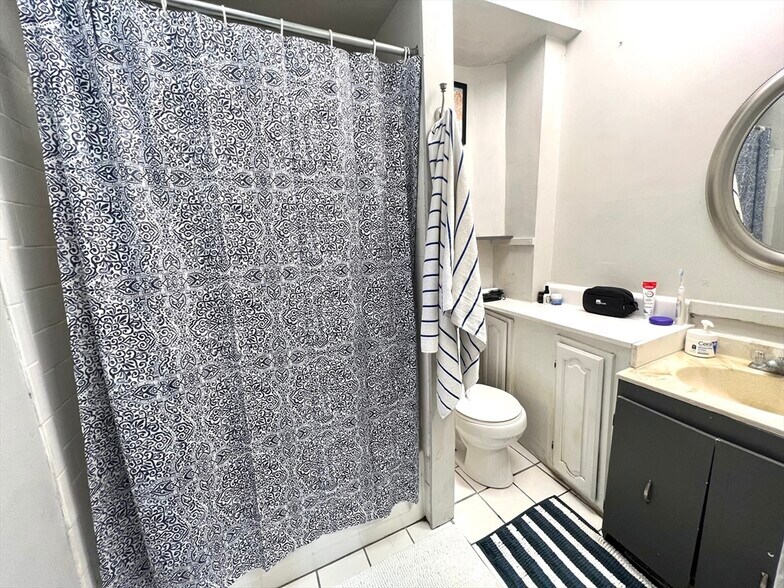 Building Photo - 259 W Newton St