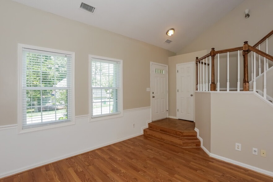 Building Photo - 2328 Torrington Ln