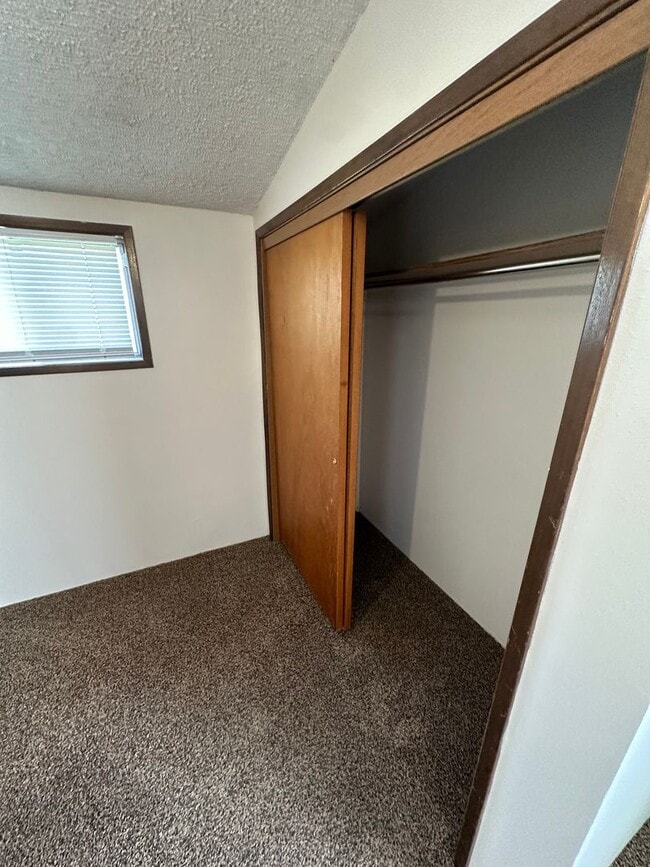 Building Photo - $1,200 / - 950ft2 - 2 Bedroom 1 bath Ranch...