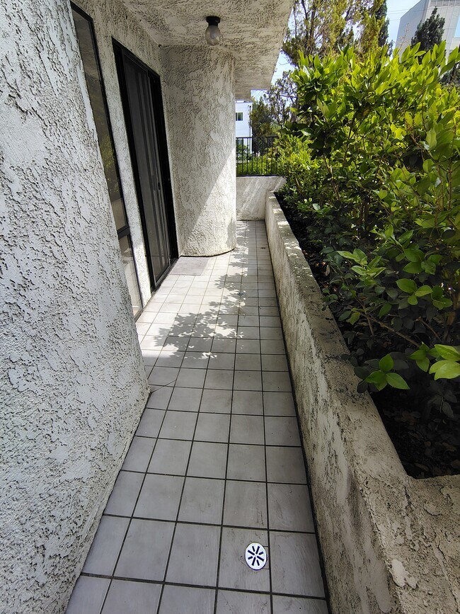 Private Patio - 10861 Moorpark St