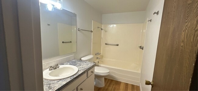 Building Photo - 750 N Main St