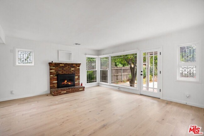 Building Photo - 15915 Wyandotte St