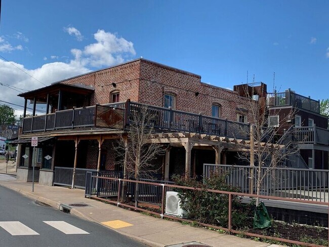 Building Photo - 1000 Monticello Rd