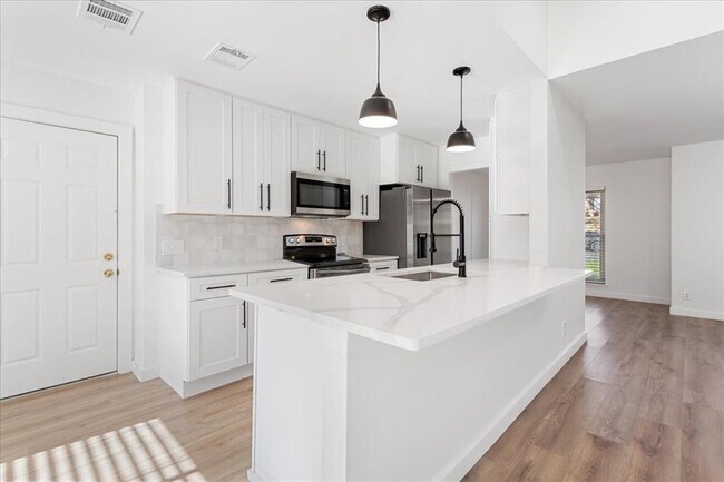 Building Photo - 5801 Cherry Creek Dr