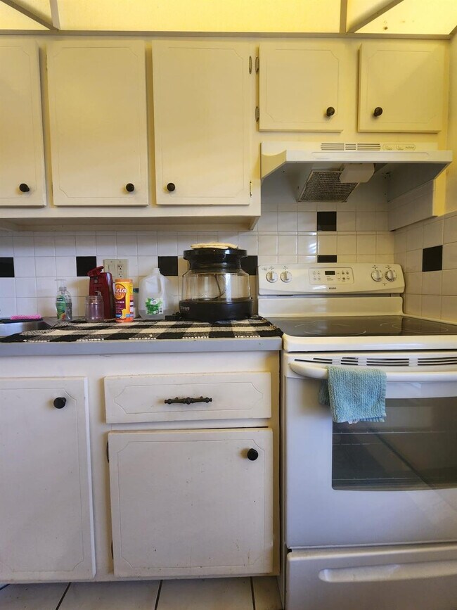 Building Photo - 5851 NW 62nd Ave