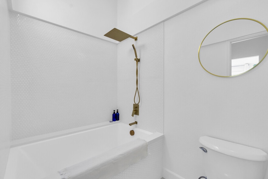 Bedroom 1 en-suite - 1619 N Franklin St