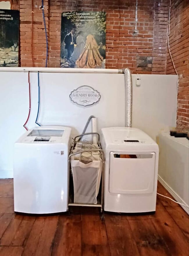 Building Photo - 226 Mt Elliott St