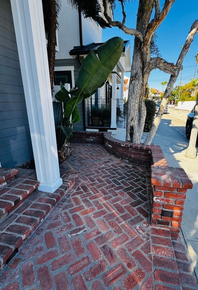 Building Photo - Two Bedroom Home for Rent on Naples Island