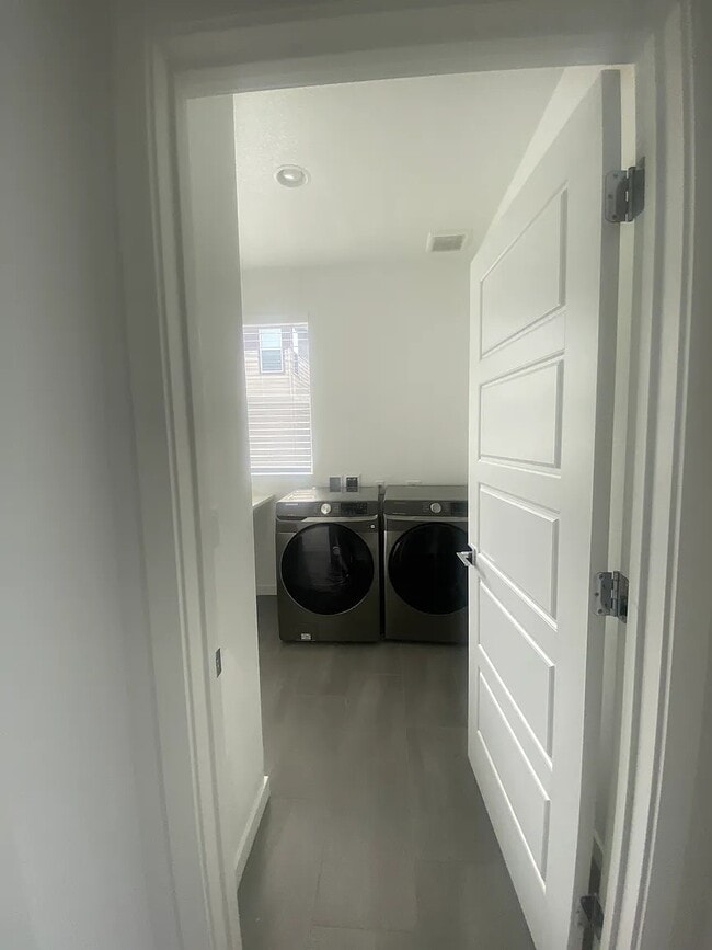 Building Photo - 11066 Shining Star Cir