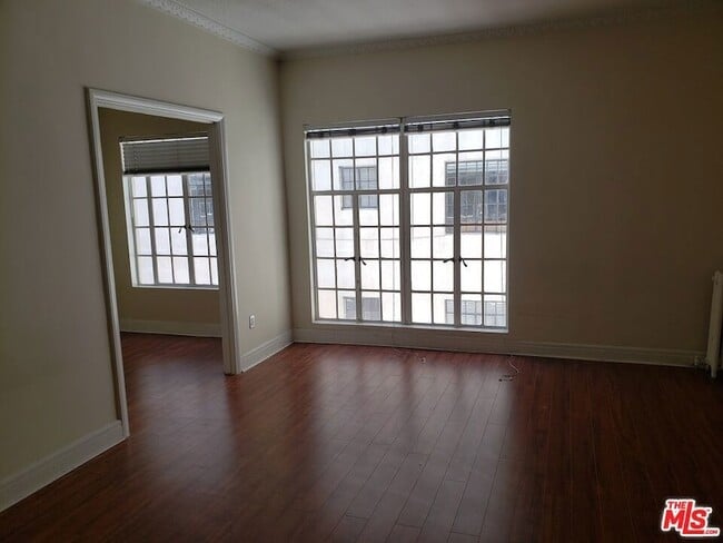 Building Photo - 570 N Rossmore Ave