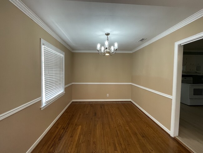 Building Photo - 2208 White Oak Dr