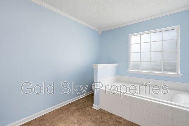 Building Photo - 124 Hall St