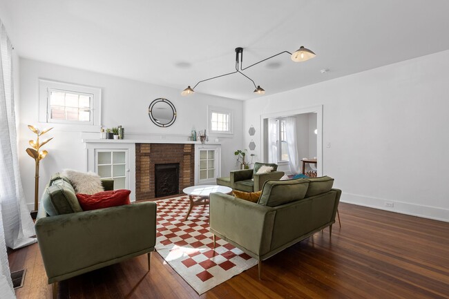 Building Photo - 3 Bed | 2 Bath | Fenced Backyard + Beautif...