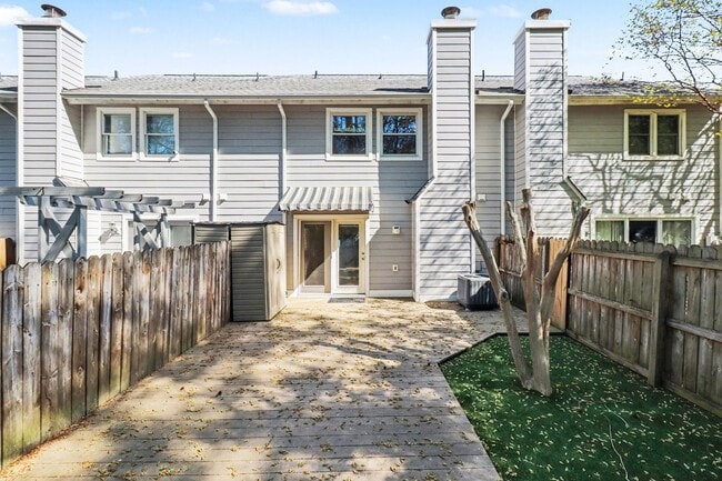 Building Photo - Updated 3 Bedroom Townhome!!! ***Available NOW***