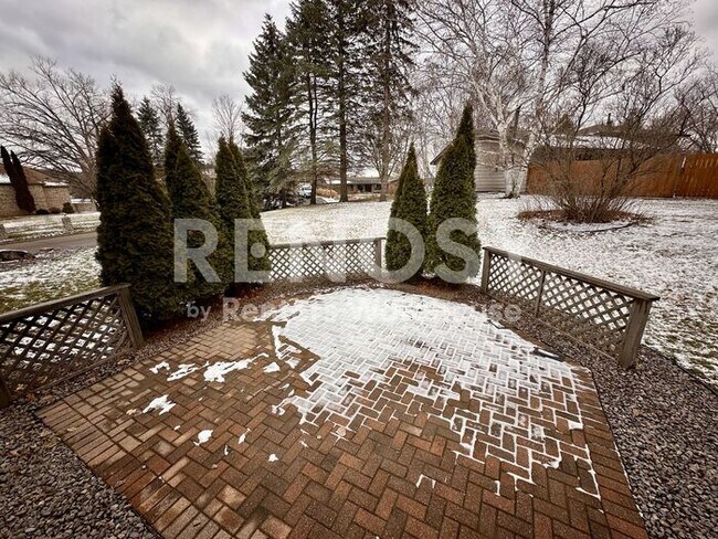 Building Photo - 5 Bedroom 3 Bathroom Single Family Home in Burnsville