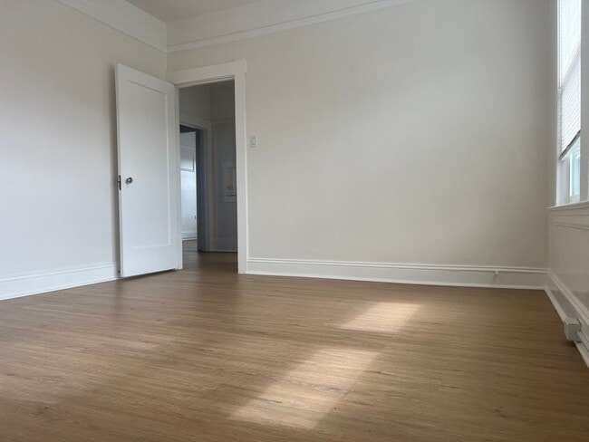 Building Photo - 3542