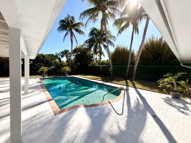 Building Photo - 2015 Notre Dame Dr