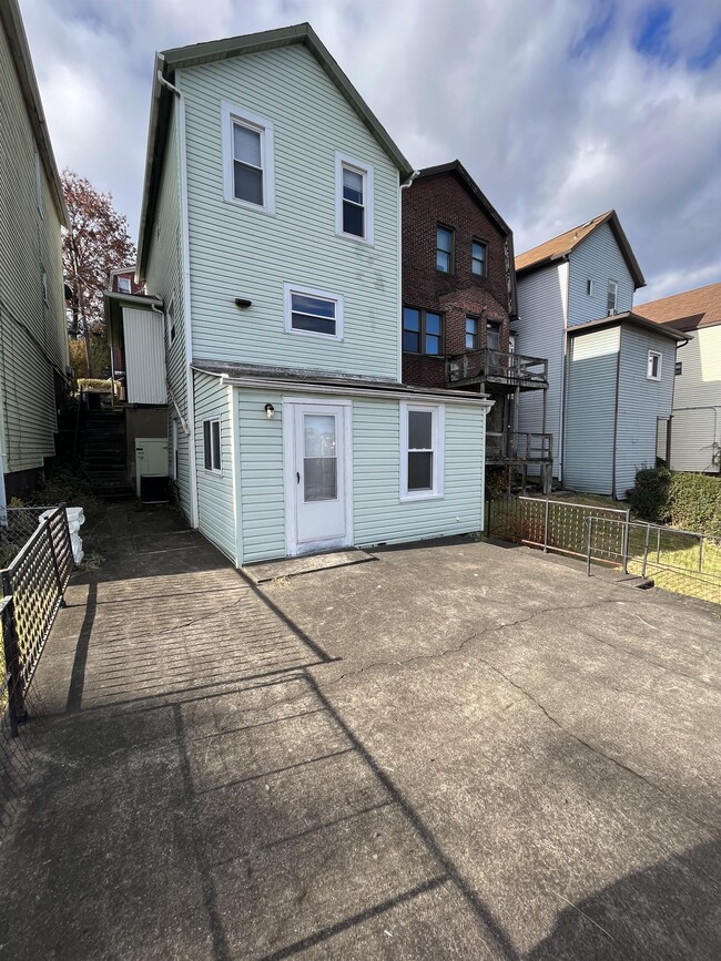 Primary Photo - 1511 Ridge Ave