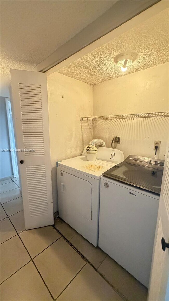 Building Photo - 9375 Fontainebleau Blvd