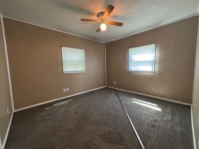 Building Photo - 2 Bedroom / 1 Bath Home in Council Bluffs!
