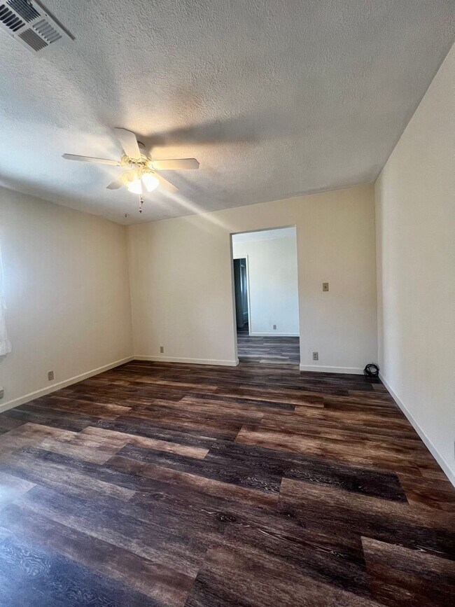 Building Photo - 3 Bedroom, 2.5 Bath House