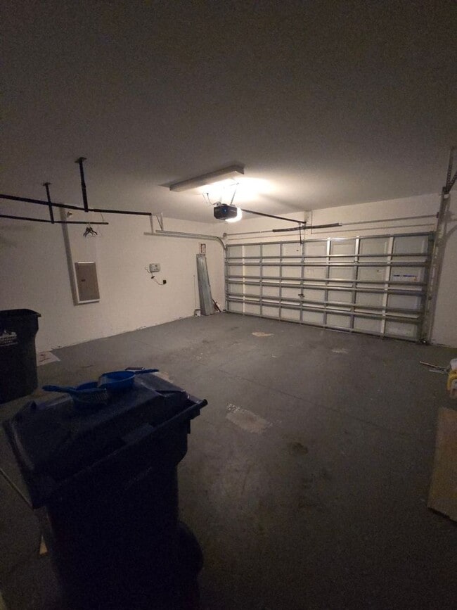 Building Photo - Gorgeous 4-Bedroom, 2.5-Bathroom Home in R...