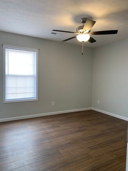 Building Photo - 152 School Side Dr