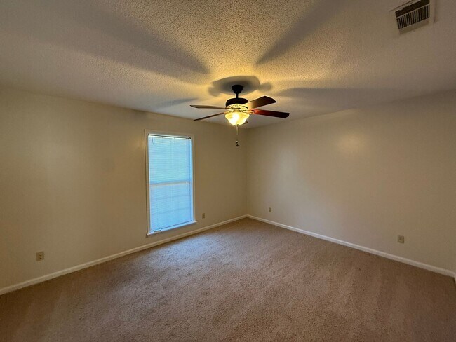 Building Photo - 512 Whistlestop Cir