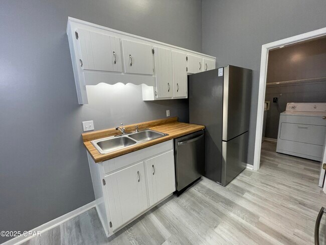 Building Photo - 132 Parker Village Cir