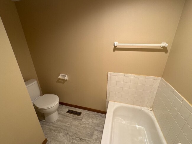 Building Photo - 3 Bedroom 2 Bath 2 Car Garage! Southeast! ...