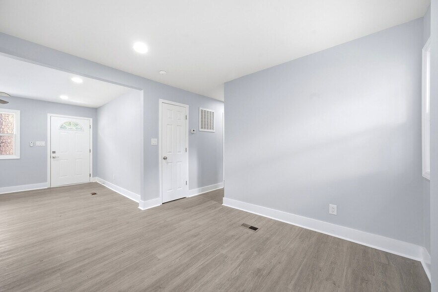 Building Photo - 553 Derrydowne Dr