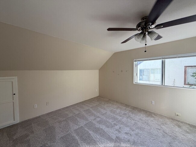 Building Photo - 5 bed 2.5 bath on New Mills!