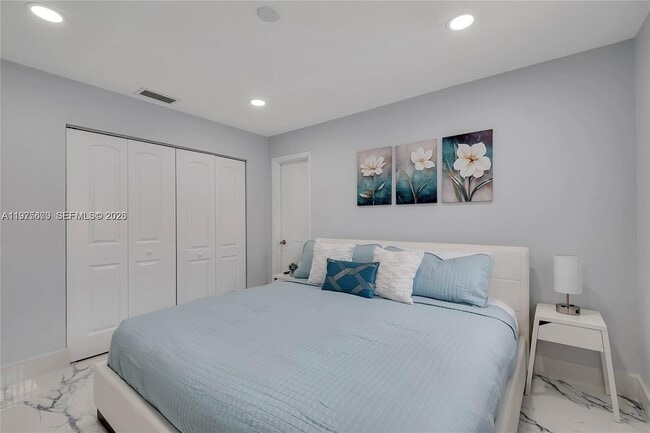 Building Photo - 895 W 39th Pl