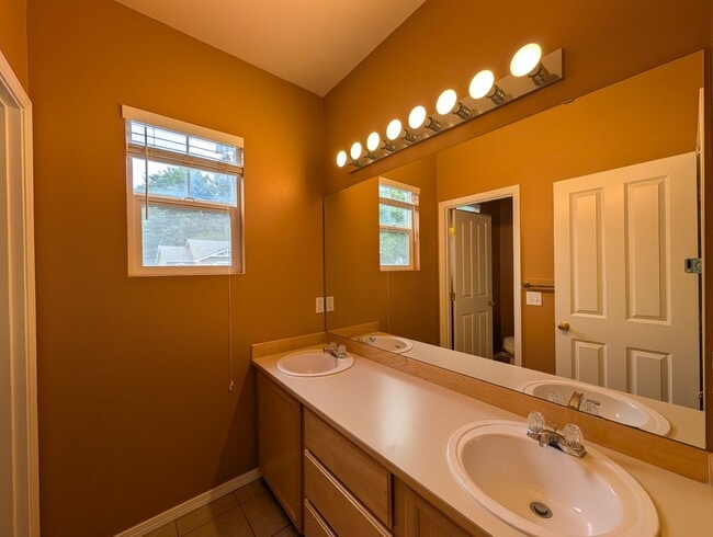 Building Photo - 4bd/2.5ba Snohomish Home