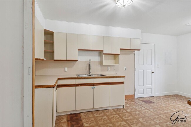 Building Photo - 2 bedroom $1300