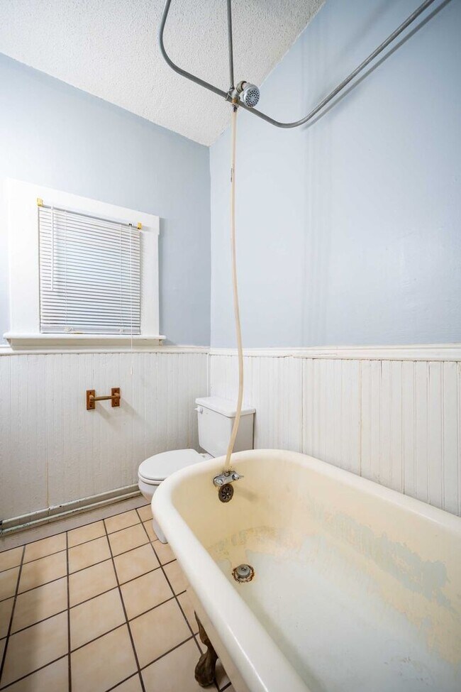 Building Photo - 250 1/2 W 5th Ave