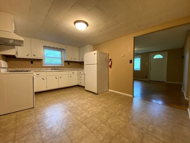 Building Photo - Available Aug 28th , 2026!