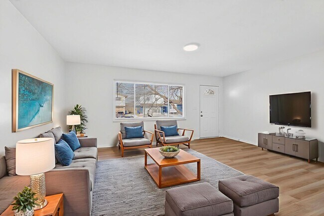 Building Photo - Fully Updated 4 Bedroom Home Available Now!