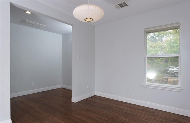 Building Photo - 1408 W 51st St