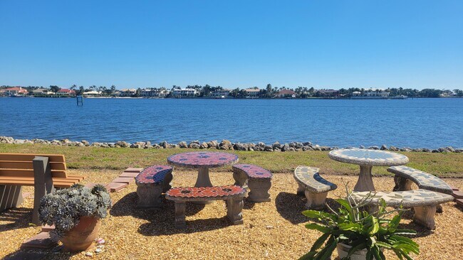 Building Photo - 13 Loafing St