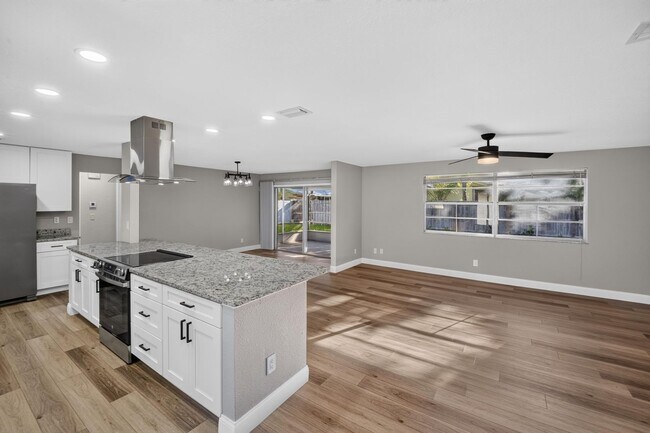 Building Photo - 791 Lindenwood Cir E