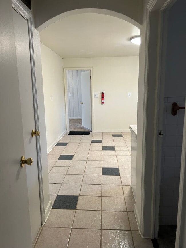 Building Photo - 3 Bedroom 2 Full Bath Home