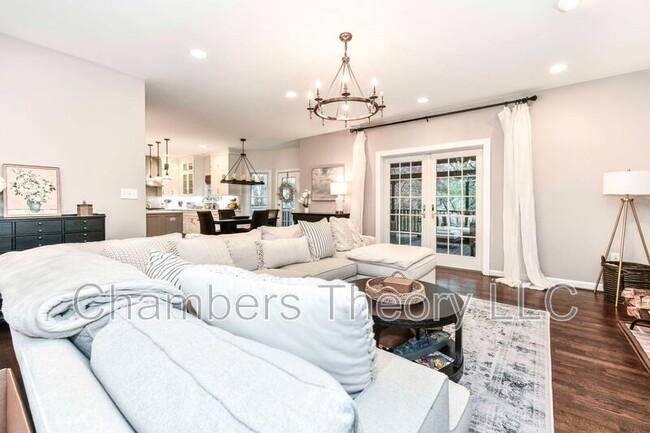 Building Photo - 6866 Melrose Dr