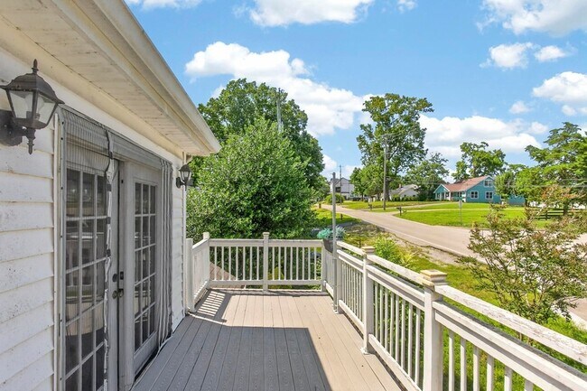 Building Photo - 3008 Lakeshore Dr