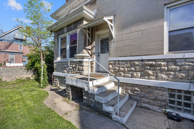 Building Photo - Evanston- Charming 3 bedroom 1 Bath