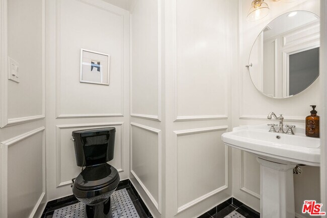 Building Photo - 3401 W 41st St